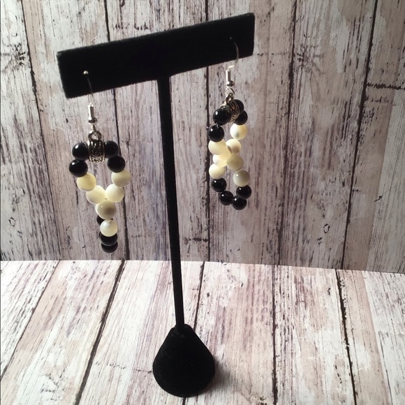 Figure 8 Infinity style earrings - Picture 2 of 3